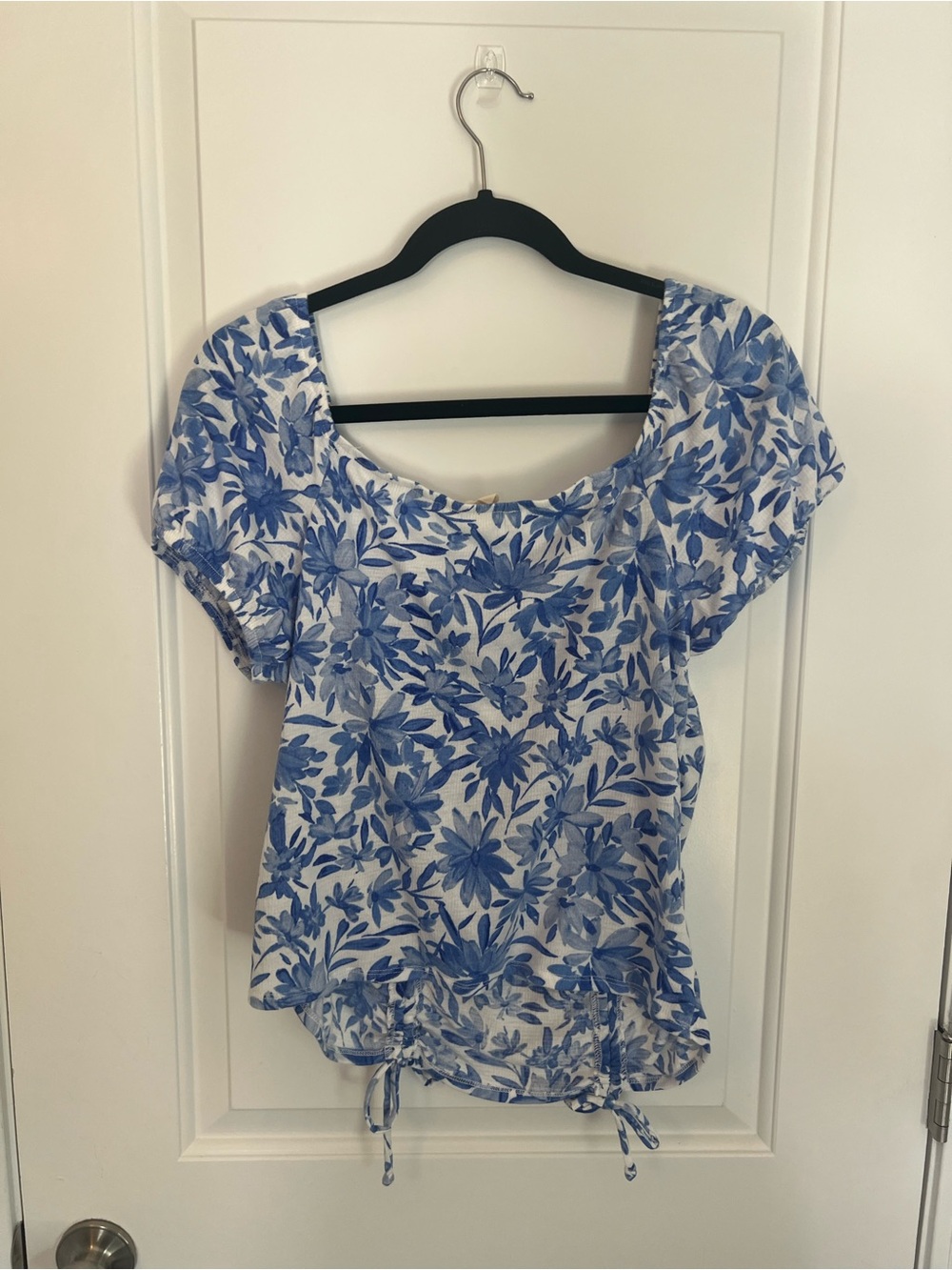 Women’s Blue Floral Puff-Sleeve Blouse with Drawstring Hem - Picture 3 of 4